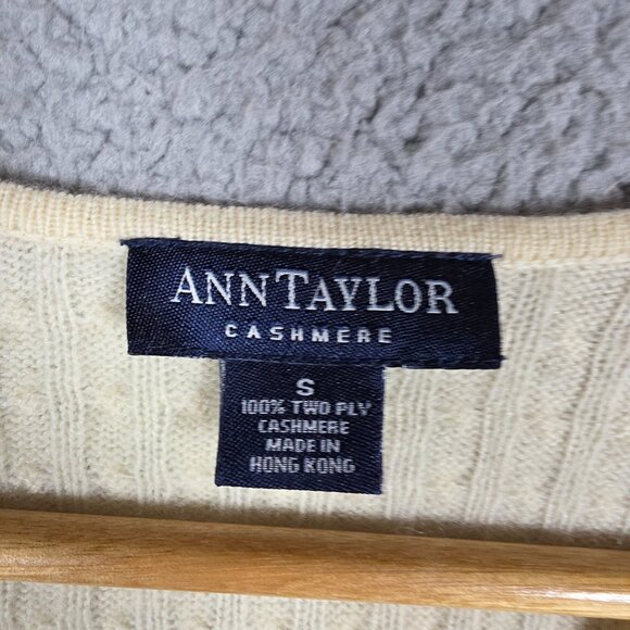 Ann Taylor Sweater Size Small Yellow V-Neck 3D Cable Knit Y2K Soft Girl Cashmere - Picture 9 of 10